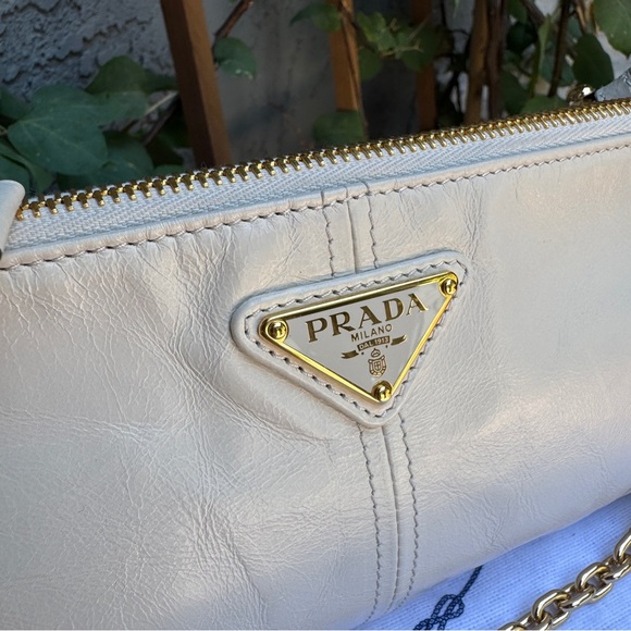 Prada Re-Edition 2002 Medium Leather Shoulder Bag - Picture 4 of 17